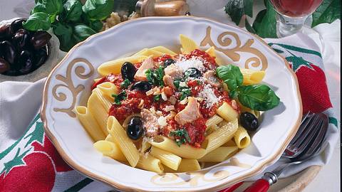 Nudeln mit Tomaten-Thunfisch-Soße Rezept - Foto: House of Food / Bauer Food Experts KG