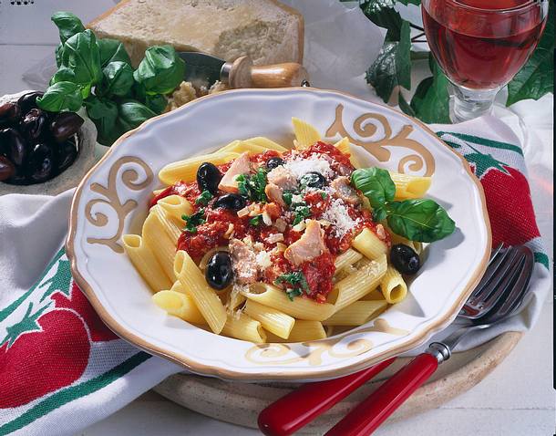 Nudeln mit Tomaten-Thunfisch-Soße Rezept Nudeln mit Tomaten-Thunfisch-Soße Rezept
