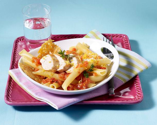 Nudeln mit Tomaten-Zitronensoße und Hähnchenfilet Rezept