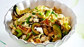 Nudeln mit Wokgemüse in einer weißen Schüssel  - Foto: LECKER @ Bauer Media Group