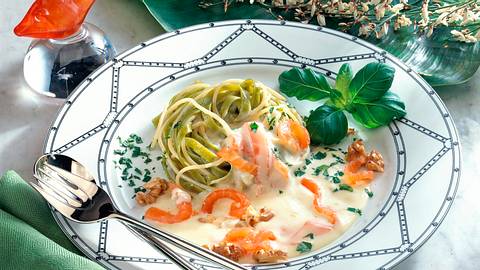 Nudelnester mit Lachs-Sahne-Soße Rezept - Foto: Neckermann