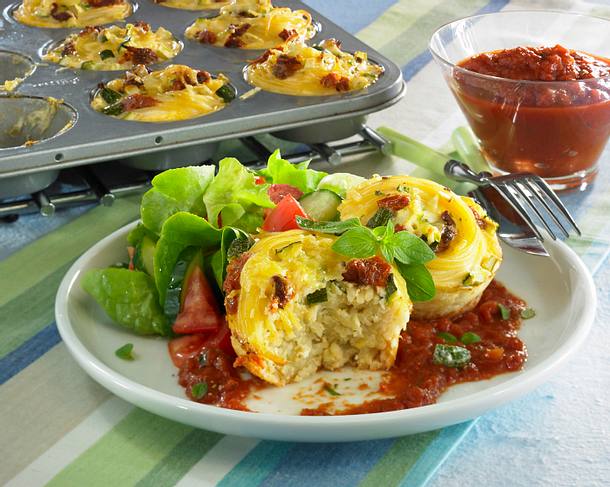 Nudelnester mit Tomatensoße Rezept