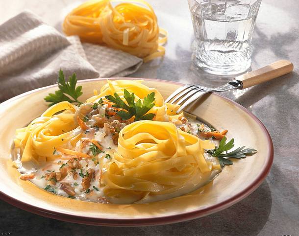Nudelnester mit Walnuss-Möhrensoße Rezept Nudelnester mit Walnuss-Möhrensoße Rezept