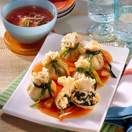 Nudelpäckchen mit Spinat-Lachs-Füllung auf süß-saurerer Gemüsesoße Rezept
