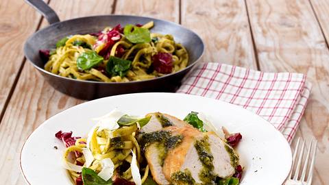 Nudelpfanne mit Hähnchenfilet und Radicchio Rezept - Foto: House of Food / Bauer Food Experts KG