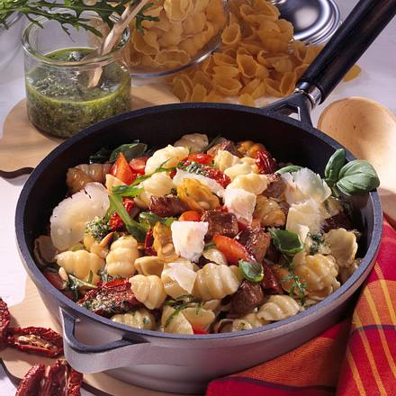 Nudelpfanne mit Rauke-Pesto Rezept Nudelpfanne mit Rauke-Pesto Rezept