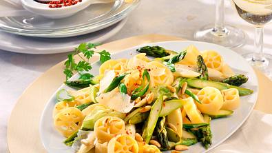 Nudelpfanne mit Spargel Rezept - Foto: LECKER @ Bauer Media Group