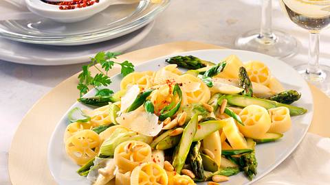 Nudelpfanne mit Spargel Rezept - Foto: Maass