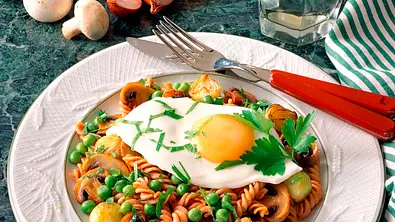 Nudelpfanne mit Spiegelei Rezept - Foto: LECKER @ Bauer Media Group