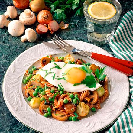 Nudelpfanne mit Spiegelei Rezept Nudelpfanne mit Spiegelei Rezept