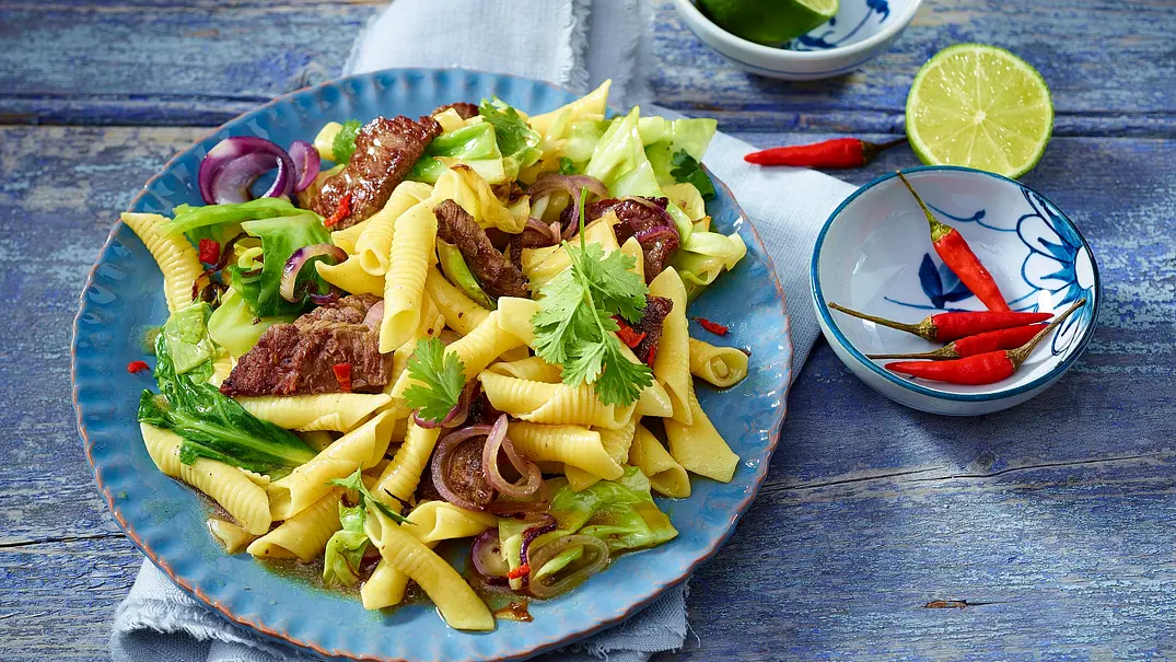 Nudelpfanne mit Steakstreifen und Spitzkohl Rezept - Foto: LECKER @ Bauer Media Group Nudelpfanne mit Steakstreifen und Spitzkohl Rezept - Foto: LECKER @ Bauer Media Group