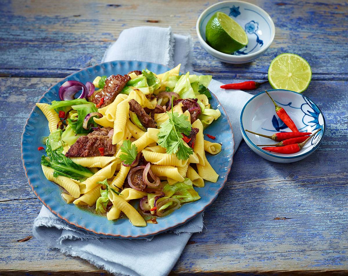 Nudelpfanne mit Steakstreifen und Spitzkohl Rezept