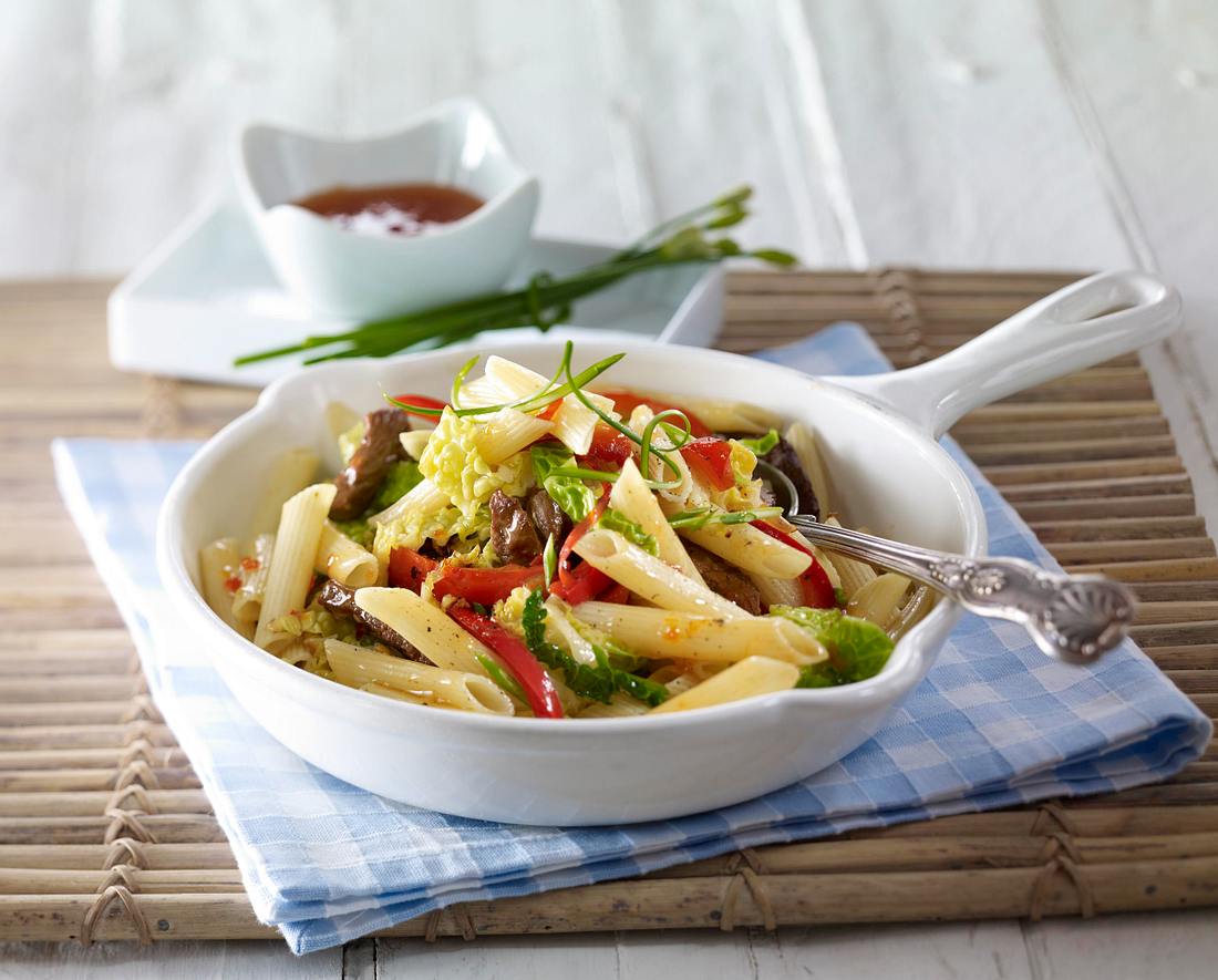 Nudelpfanne mit Wirsing und Rindfleisch süß-sauer Rezept Nudelpfanne mit Wirsing und Rindfleisch süß-sauer Rezept