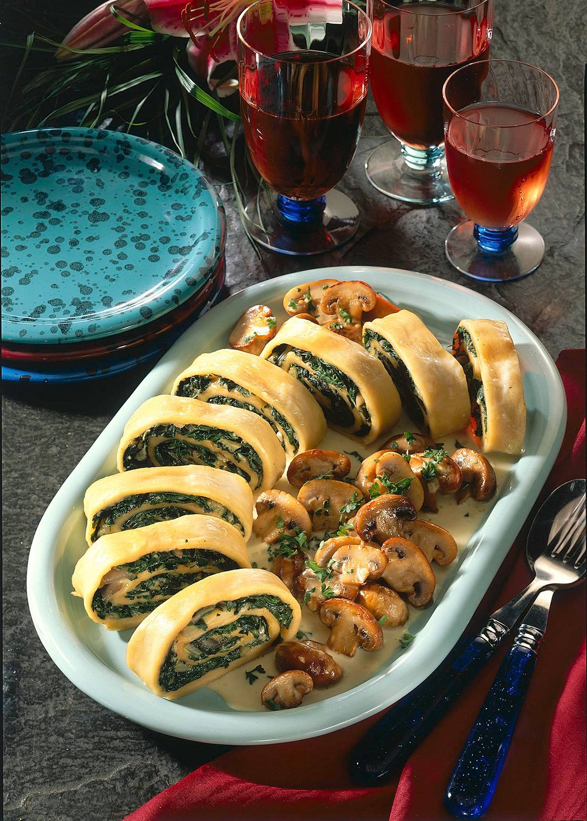 Nudelrolle mit Champignons in Rahm Rezept