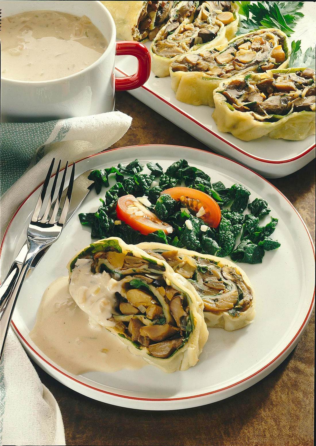 Nudelrolle mit Pilzfüllung Rezept | LECKER