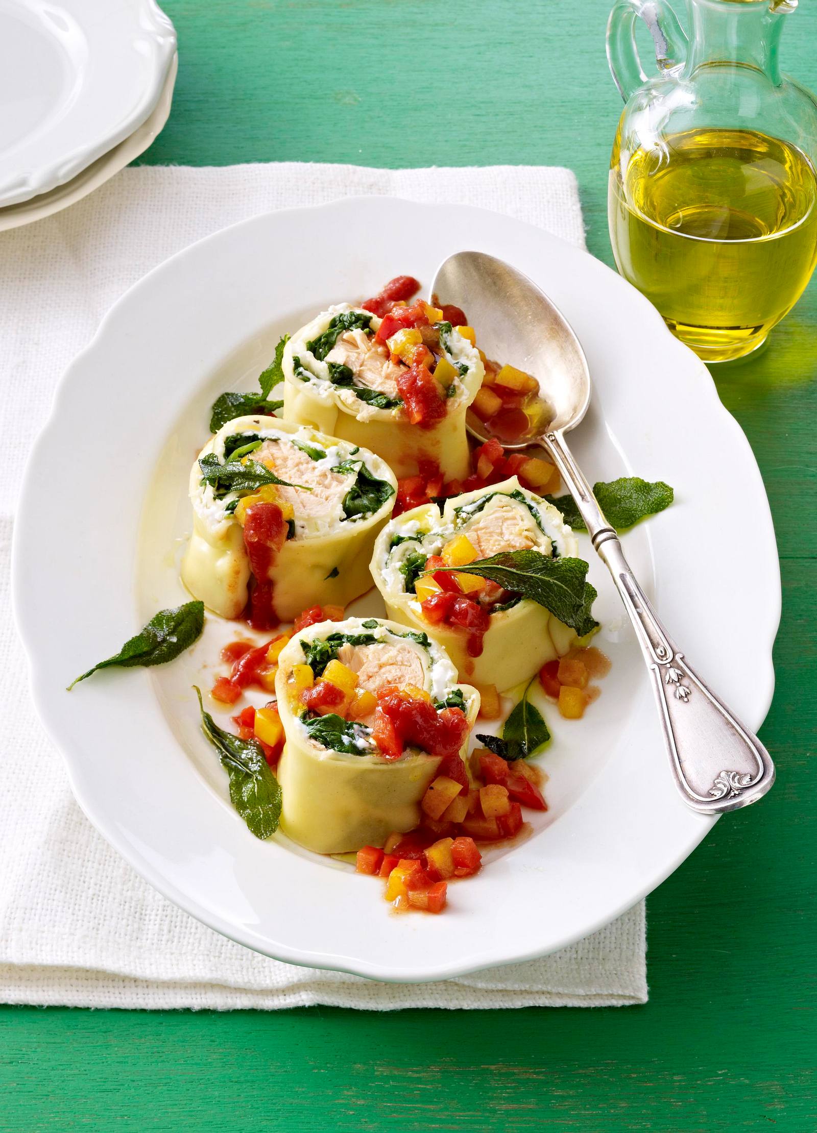 Nudelrolle mit Ricotta-Spinat-Füllung und Lachs Rezept | LECKER