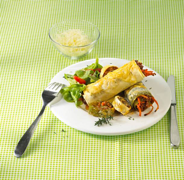 Nudelrouladen mit Kräutersoße und Salat Rezept Nudelrouladen mit Kräutersoße und Salat Rezept