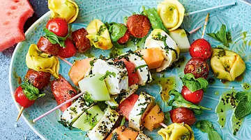 Nudelsalat am Spieß mit Chorizo und Tomaten Rezept - Foto: LECKER @ Bauer Media Group Nudelsalat am Spieß mit Chorizo und Tomaten Rezept - Foto: LECKER @ Bauer Media Group