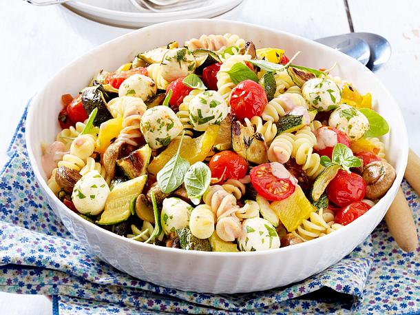 Nudelsalat mit geröstetem Gemüse Rezept Nudelsalat mit geröstetem Gemüse Rezept