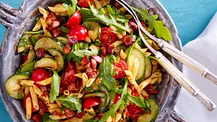 Nudelsalat mit Bacon und Tomatendressing Rezept - Foto: LECKER @ Bauer Media Group
