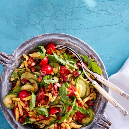 Nudelsalat mit Bacon und Tomatendressing Rezept