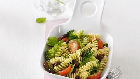 Nudelsalat mit Broccoli und Tomaten (Flat Belly Diät) Rezept - Foto: House of Food / Bauer Food Experts KG