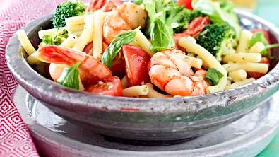 Nudelsalat mit Garnelen Rezept - Foto: LECKER @ Bauer Media Group
