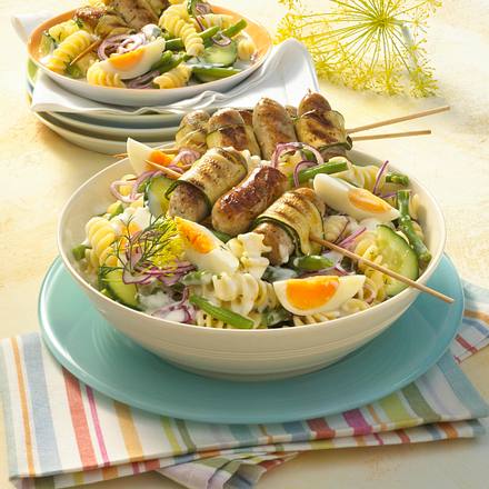 Nudelsalat mit gegrillten Wurstspießen Rezept