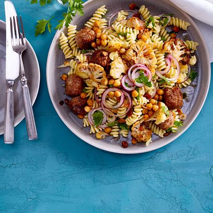 Nudelsalat mit geröstetem Blumenkohl und Hackbällchen Rezept Nudelsalat mit geröstetem Blumenkohl und Hackbällchen Rezept
