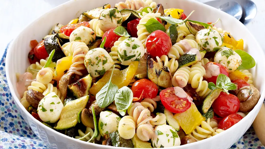 Nudelsalat mit geröstetem Gemüse Rezept - Foto: LECKER @ Bauer Media Group Nudelsalat mit geröstetem Gemüse Rezept - Foto: LECKER @ Bauer Media Group