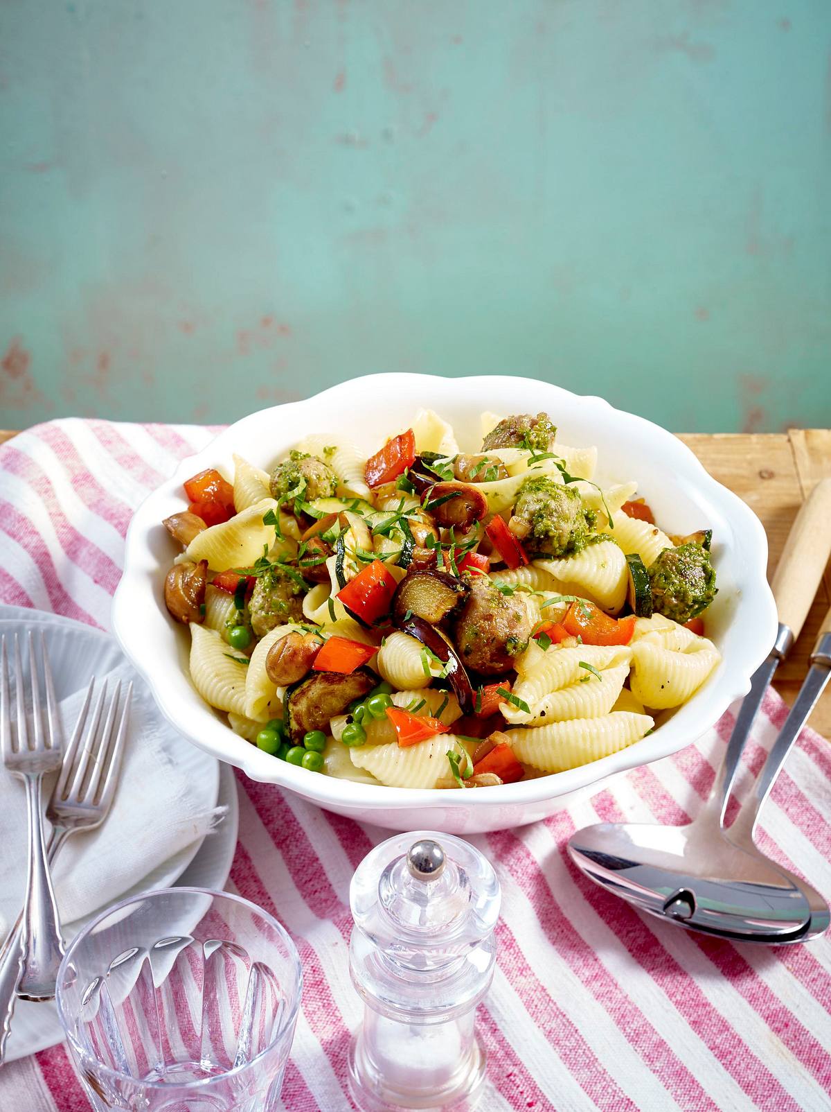 Nudelsalat mit geröstetem Gemüse und Pesto-Brätbällchen Rezept