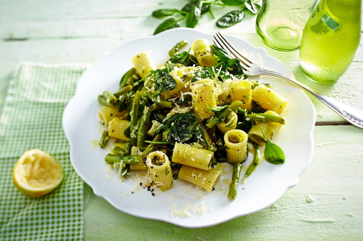 Nudelsalat mit grünen Bohnen und Spinat Rezept
