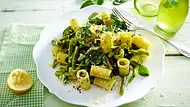 Nudelsalat mit grünen Bohnen und Spinat Rezept - Foto: LECKER @ Bauer Media Group