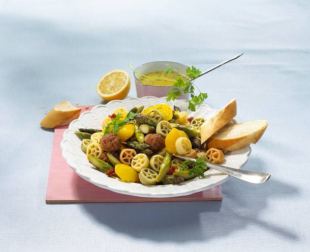 Nudelsalat mit Hackbällchen Rezept