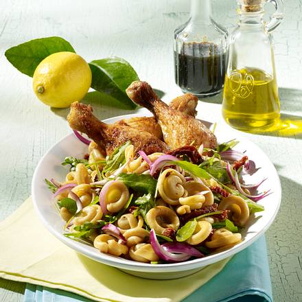 Nudelsalat mit Hähnchenkeulen Rezept Nudelsalat mit Hähnchenkeulen Rezept