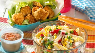 Nudelsalat mit Hähnchen-Nuggets Rezept - Foto: LECKER @ Bauer Media Group