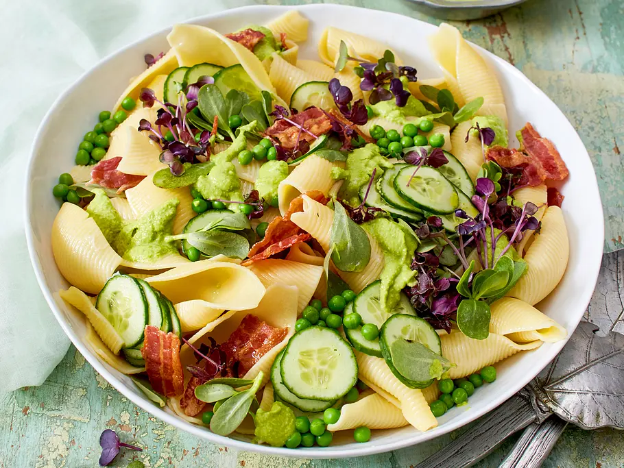 Nudelsalat mit knusprigem Bacon und grünem Erbsen-Dressing Rezept Nudelsalat mit knusprigem Bacon und grünem Erbsen-Dressing Rezept