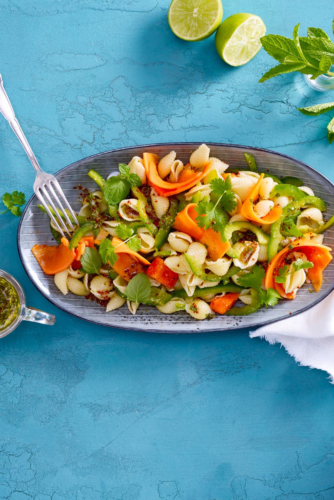 Nudelsalat mit Kräuterdressing und Papaya Rezept | LECKER