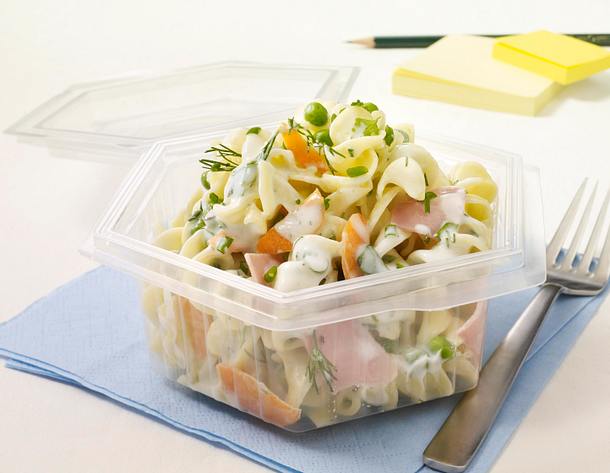 Nudelsalat mit Möhren, Erbsen, Kochschinken und Kräuter-Joghurt-Soße Rezept Nudelsalat mit Möhren, Erbsen, Kochschinken und Kräuter-Joghurt-Soße Rezept