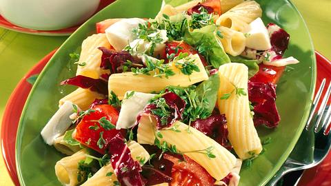 Nudelsalat mit Mozzarella & Tomaten Rezept - Foto: House of Food / Bauer Food Experts KG