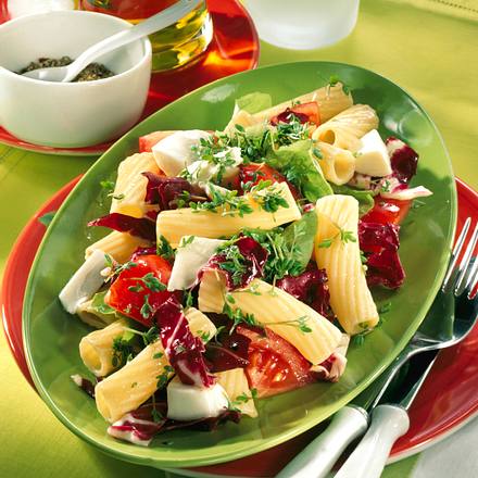 Nudelsalat mit Mozzarella & Tomaten Rezept Nudelsalat mit Mozzarella & Tomaten Rezept