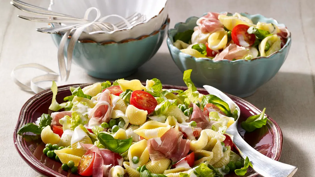 Nudelsalat mit Parmaschinken Rezept - Foto: LECKER @ Bauer Media Group Nudelsalat mit Parmaschinken Rezept - Foto: LECKER @ Bauer Media Group