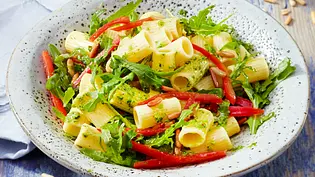 Nudelsalat mit Rauke-Pesto Rezept - Foto: LECKER @ Bauer Media Group