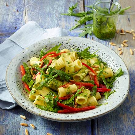 Nudelsalat mit Rauke-Pesto Rezept Nudelsalat mit Rauke-Pesto Rezept