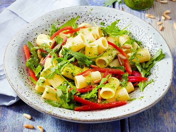 Nudelsalat mit Rauke-Pesto Rezept Nudelsalat mit Rauke-Pesto Rezept