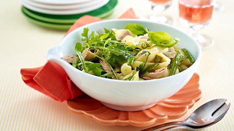 Nudelsalat mit Rauke und Thunfisch in Knoblauch-Marinade Rezept - Foto: House of Food / Bauer Food Experts KG