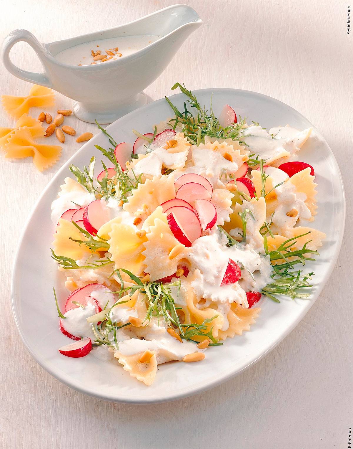 Nudelsalat mit Saure Sahne-Dressing Rezept