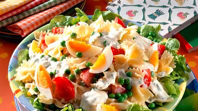 Nudelsalat mit Schnittlauch-Vinaigrette Rezept - Foto: LECKER @ Bauer Media Group