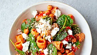 Nudelsalat mit Tomatendressing und Feta Rezept - Foto: Simone Neufing/MOE‘S QUICK & EASY FOOD Nudelsalat mit Tomatendressing und Feta Rezept - Foto: Simone Neufing/MOE‘S QUICK & EASY FOOD