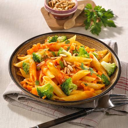Nudelsalat mit Tomaten-Möhrensoße Rezept Nudelsalat mit Tomaten-Möhrensoße Rezept